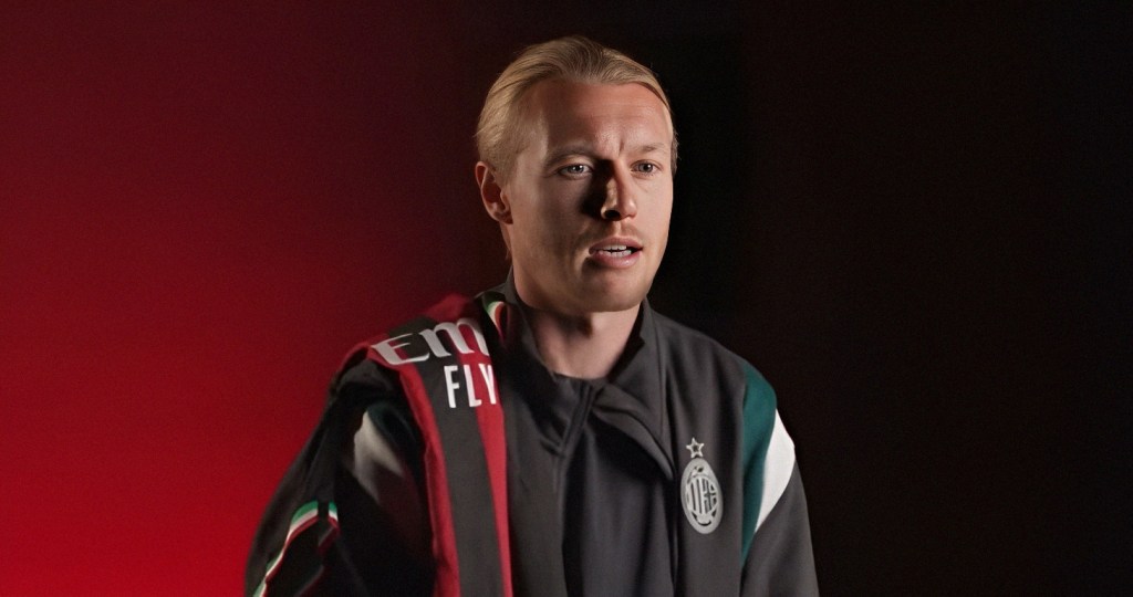 Simon Kjaer ai&nbsp;saluti..